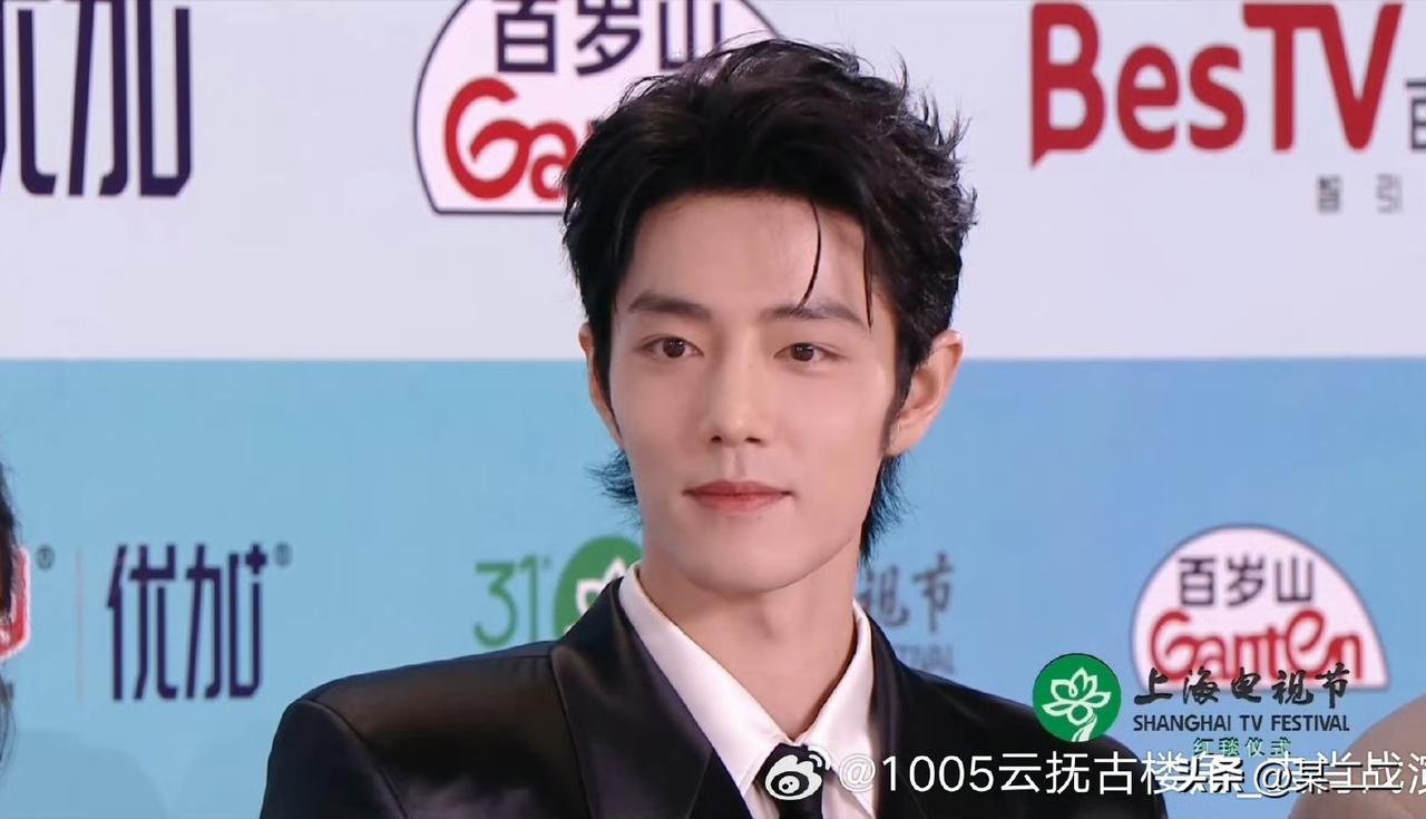 笑死我了，肖战听到导演夸自己be like:瞳孔放大→傲娇脸 ​[呲牙]
曹译文