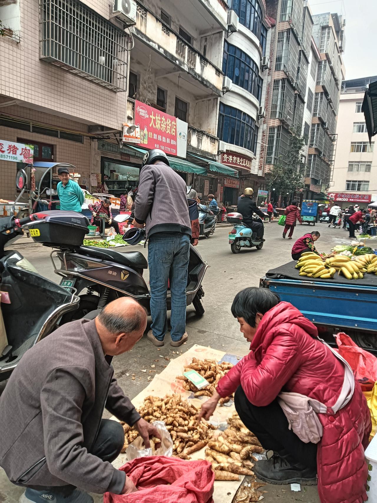 中午经过贵港市石羊塘市场见一卖象白薯类状的摊点，近看原来是卖新鲜本地玉竹的。听摊