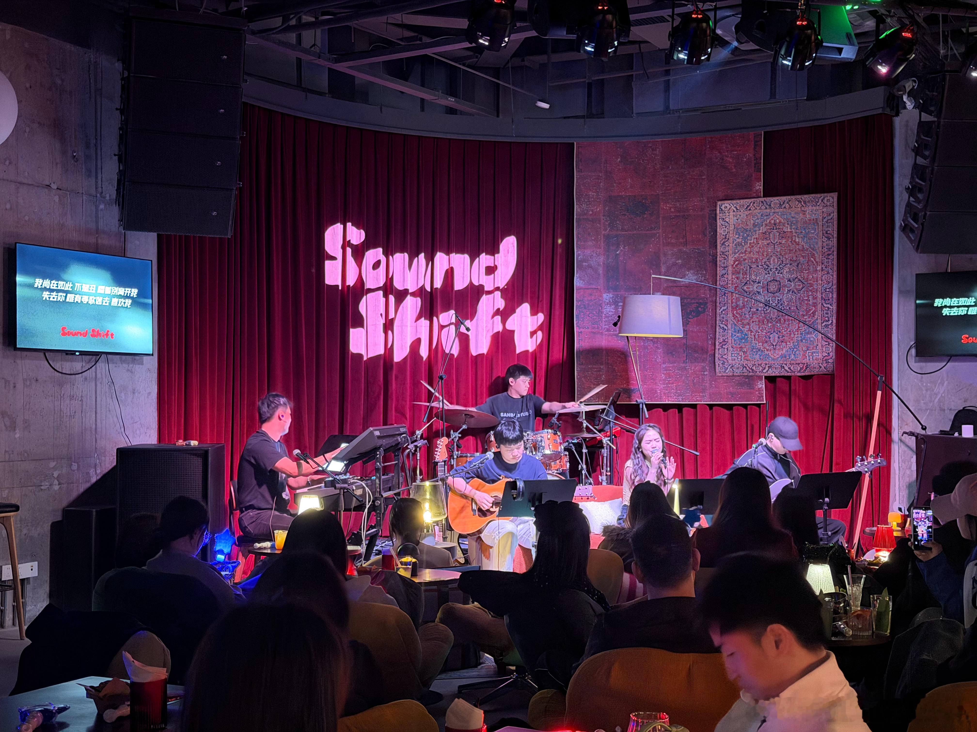 连续三天陪着来杭州的几个朋友明天可以休息一天了后天一早又要出差咯这几天发微博完全