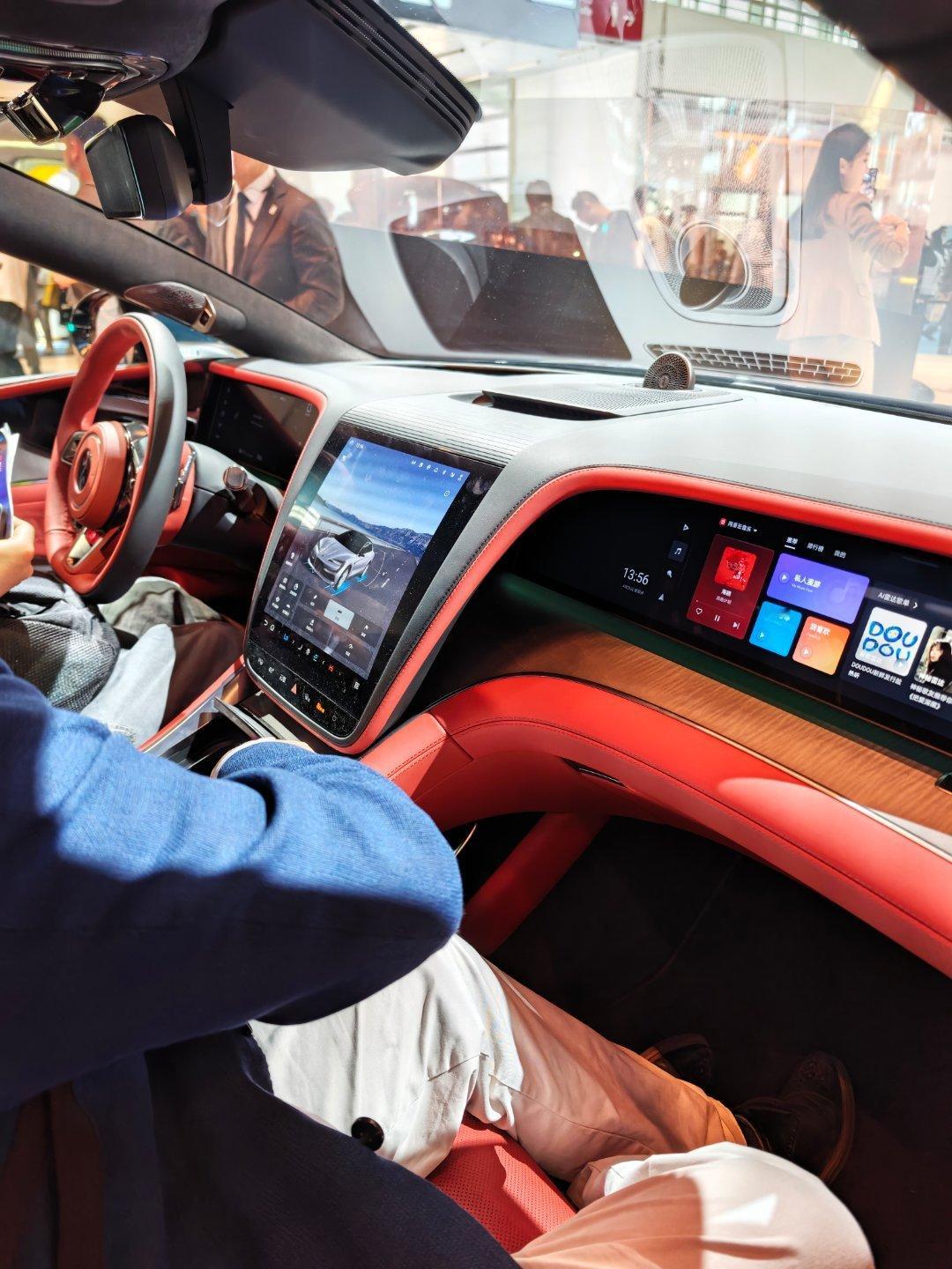 2026北京车展 这次北京车展，仰望直接甩出两张“王炸”。一个是帅到飞起的中国超