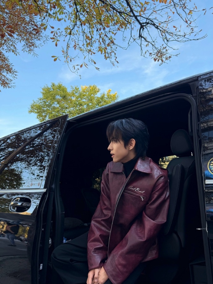 刘轩丞侧颜花絮照 刘轩丞侧颜花絮照，刘轩丞今日日常随拍送达，查收这个帅气又可爱的