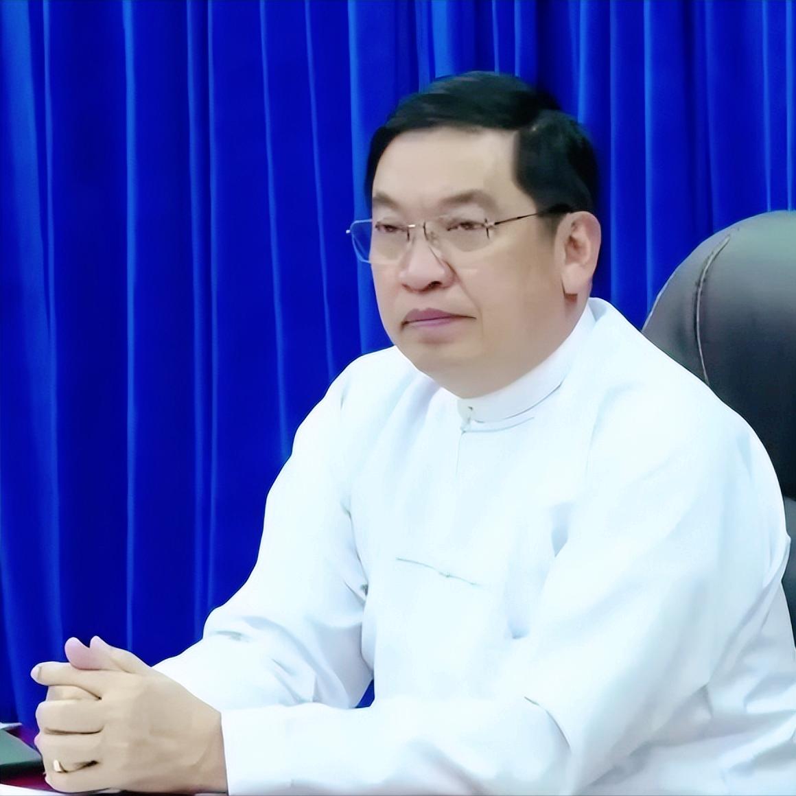 缅甸政坛最近出了件大事，3月30号那天执掌军方15年的敏昂莱，突然把国防军总司令