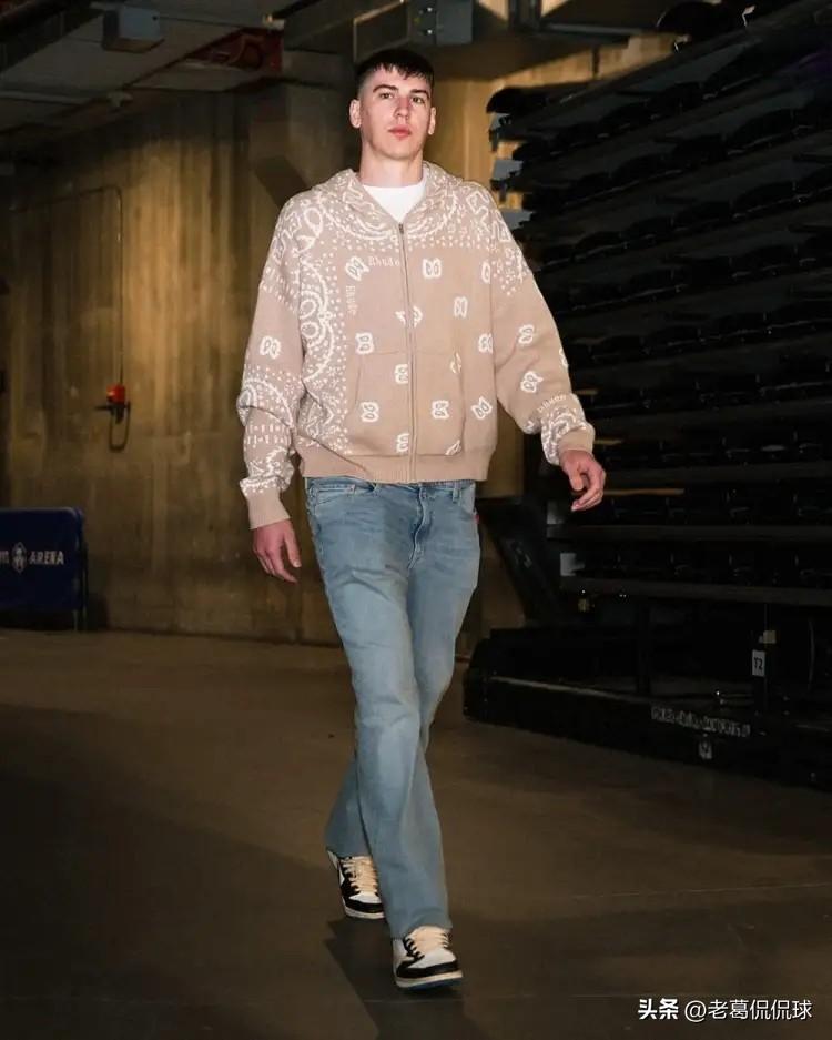 我对湖人大将拉拉维亚真是忍无可忍了！在今天湖人客场以113：120不敌掘金的比赛