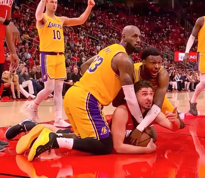 泪目！湖人父子同台拼抢，这一幕在NBA史上应该是唯一的吧？

湖人客场激战火箭季