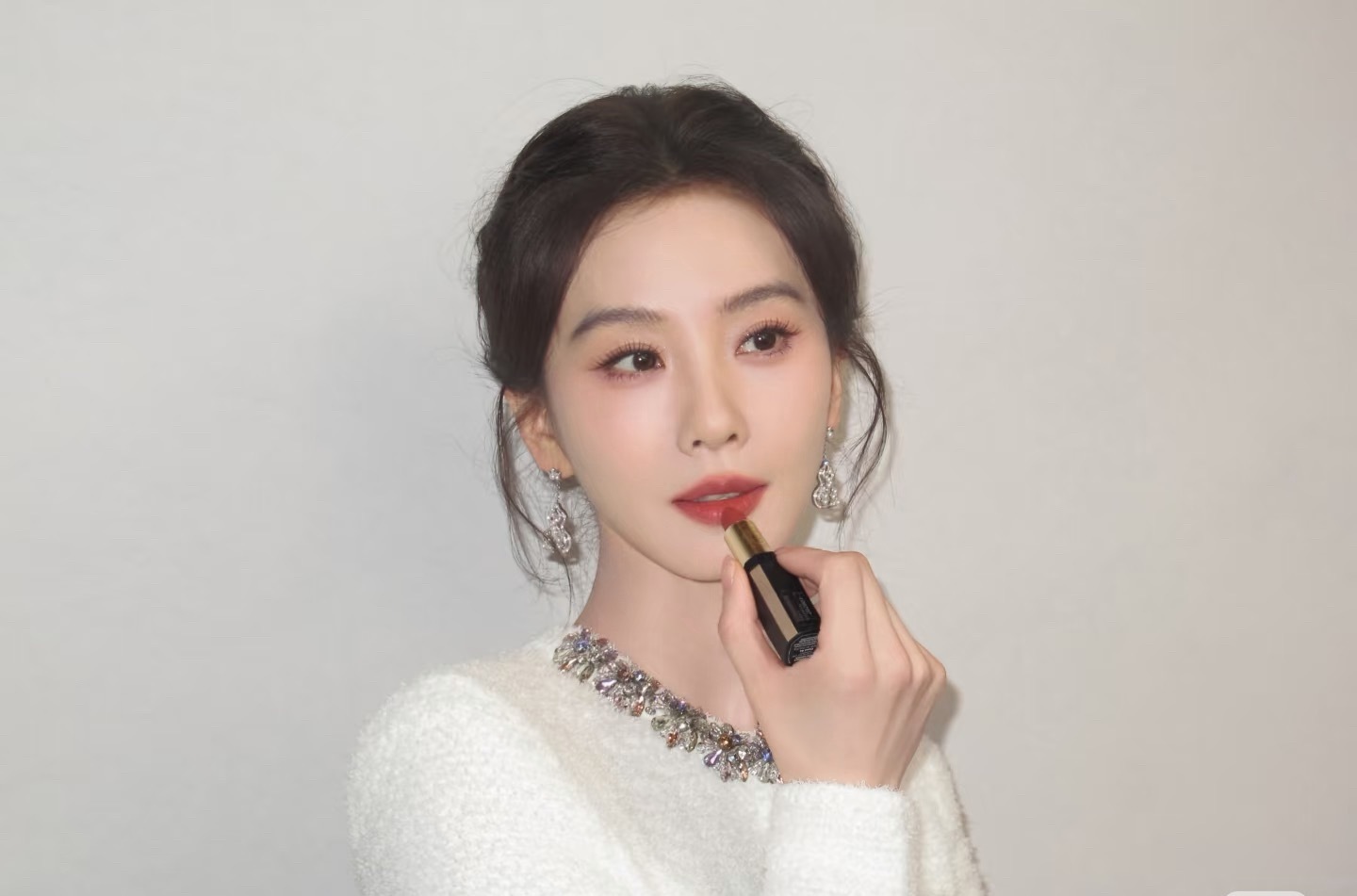 谁能拒绝白裙优雅知性的刘诗诗！这么美的脸就应该多呆组里。 