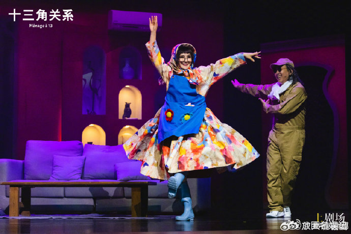 谢娜李晟李嘉琪合照李晟李嘉琪到场支持谢娜李晟和李嘉琪到场支持谢娜话剧，用行动诠释