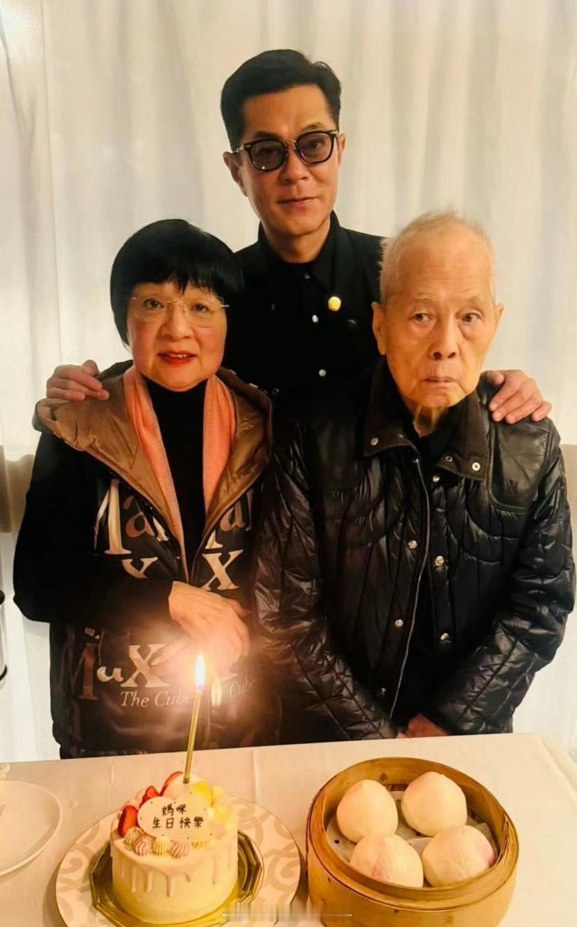 古天乐晒全家福为妈妈庆生古天乐为妈妈庆生 古天乐晒全家福为妈妈庆生 