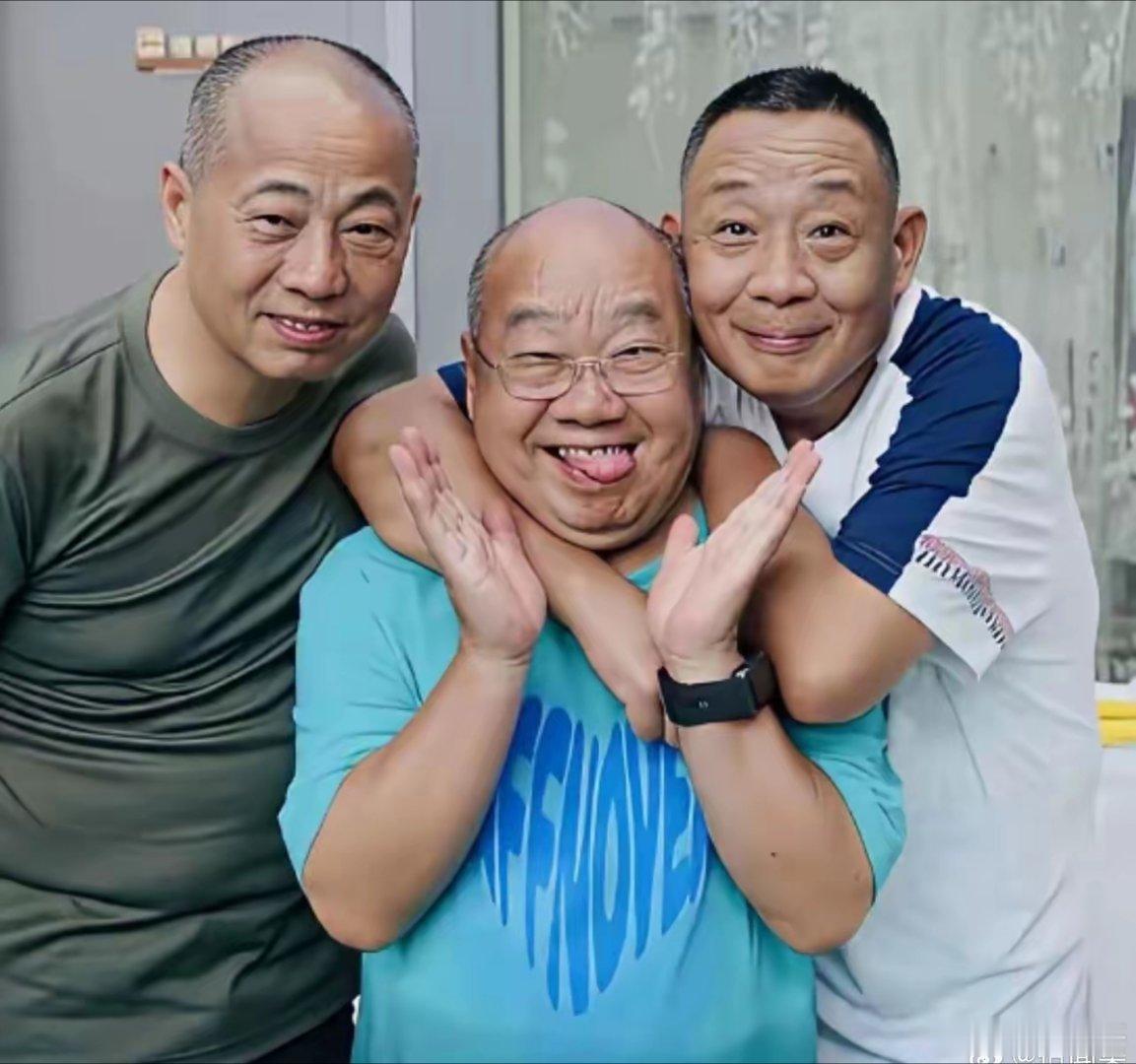 于东来与哥哥于东军等人的一张留影 ，哥哥于东军早年和于东来一起合伙创办望月楼胖子