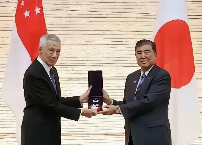 九三阅兵亚洲邻国除了日本，另一个没有派政府最高层参加的国家就是新加坡。
日本是战