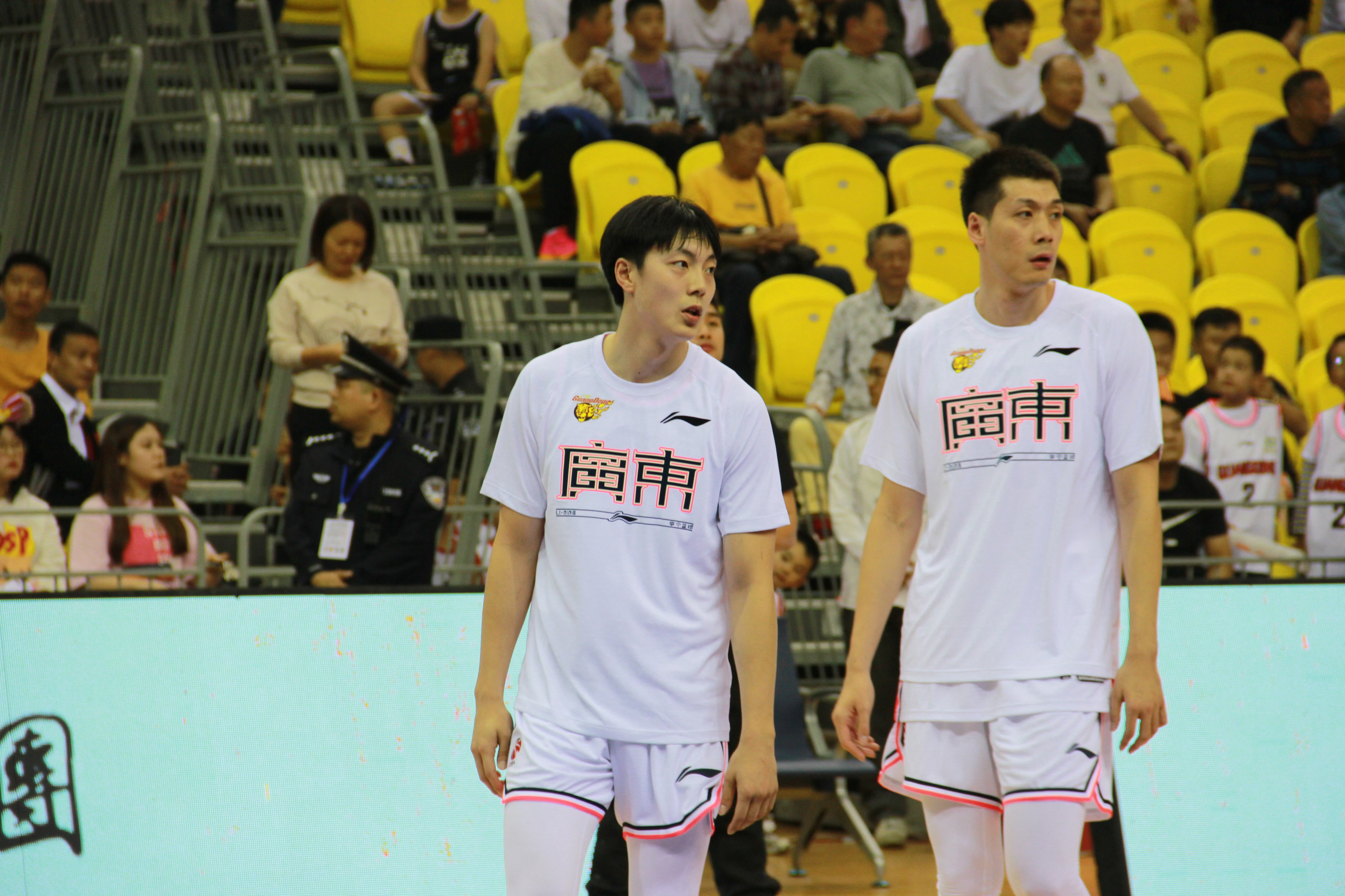 胡明轩[超话]胡明轩 那是2023年10月岳阳季前赛的胡队🏀 ​​​