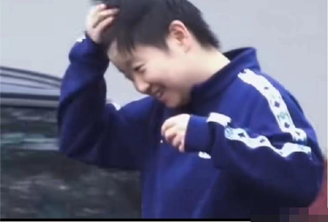 杨澜说莎莎不光打球厉害，更是为人处世的格局让人喜欢。
赛场上她是横扫对手的小魔王