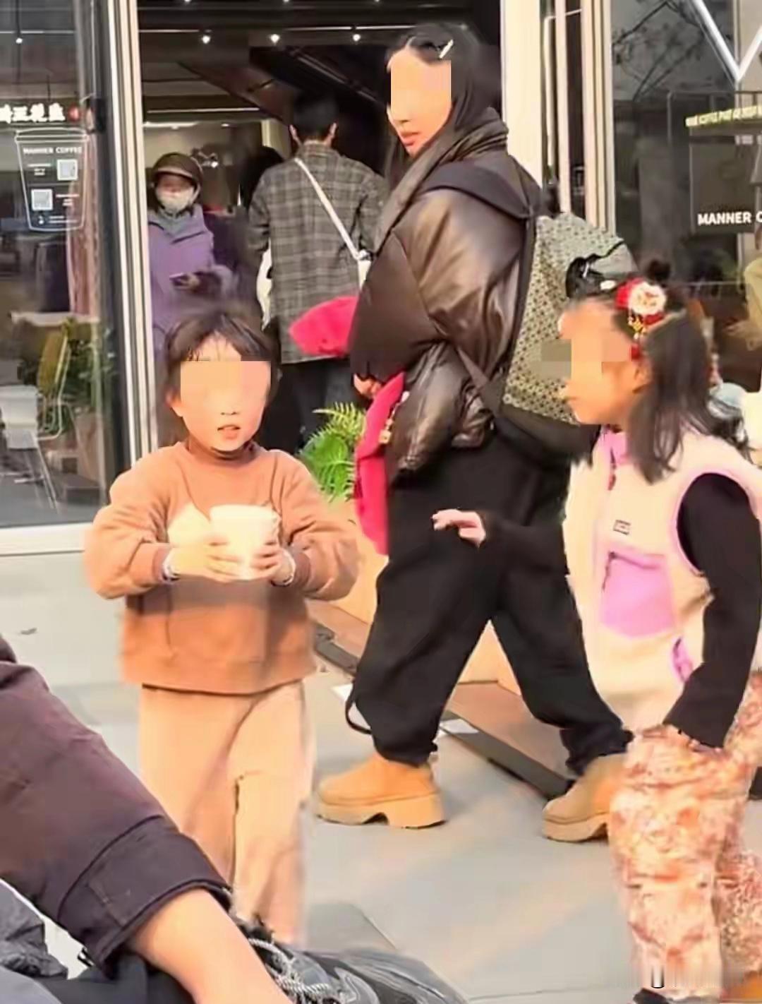 12月21日，浙江某商场外一段暖心变糟心的视频在全网刷屏。

一位妈妈为锻炼女儿