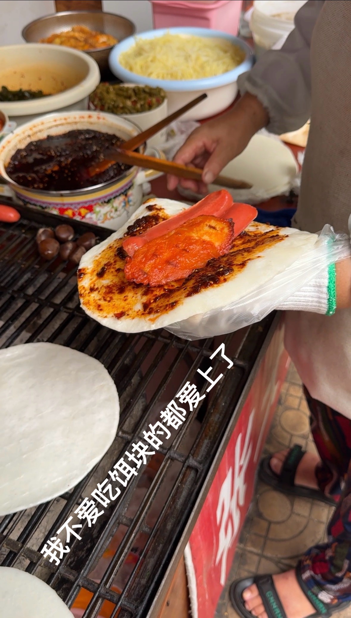 云南旅游攻略君 云南特色烧饵块，张大妈这个摊，在昆明一烧就是几十年，一个不爱吃饵