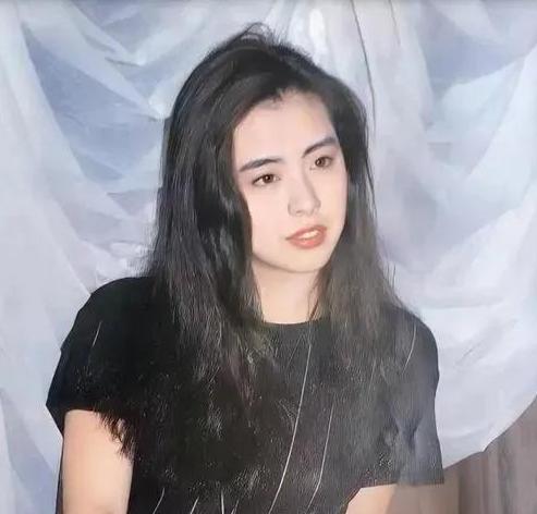 1990年，王祖贤第一次去北京拍广告，片酬200万。坐出租车时她给司机5块钱，司