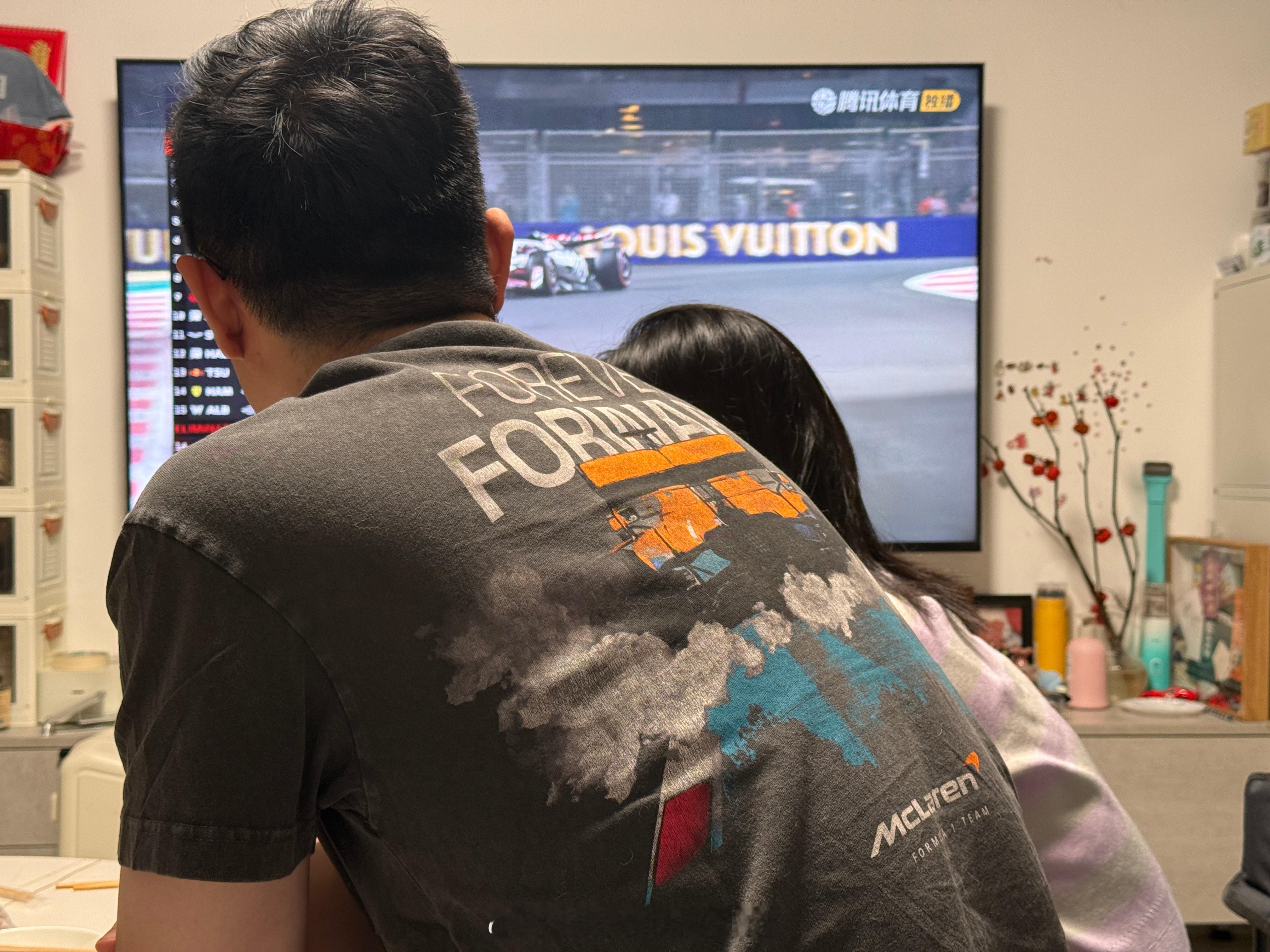 虽然法拉利的技师很厉害，一个多小时就把老汉的车修好了～但今晚的重头戏是红牛迈凯轮