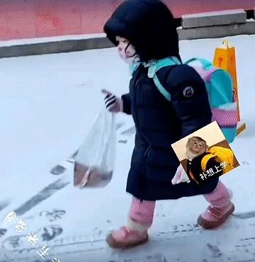 黑龙江，一名女子送完孩子去幼儿园，看到一个小女孩，没有家长陪同独自去上学，热心地