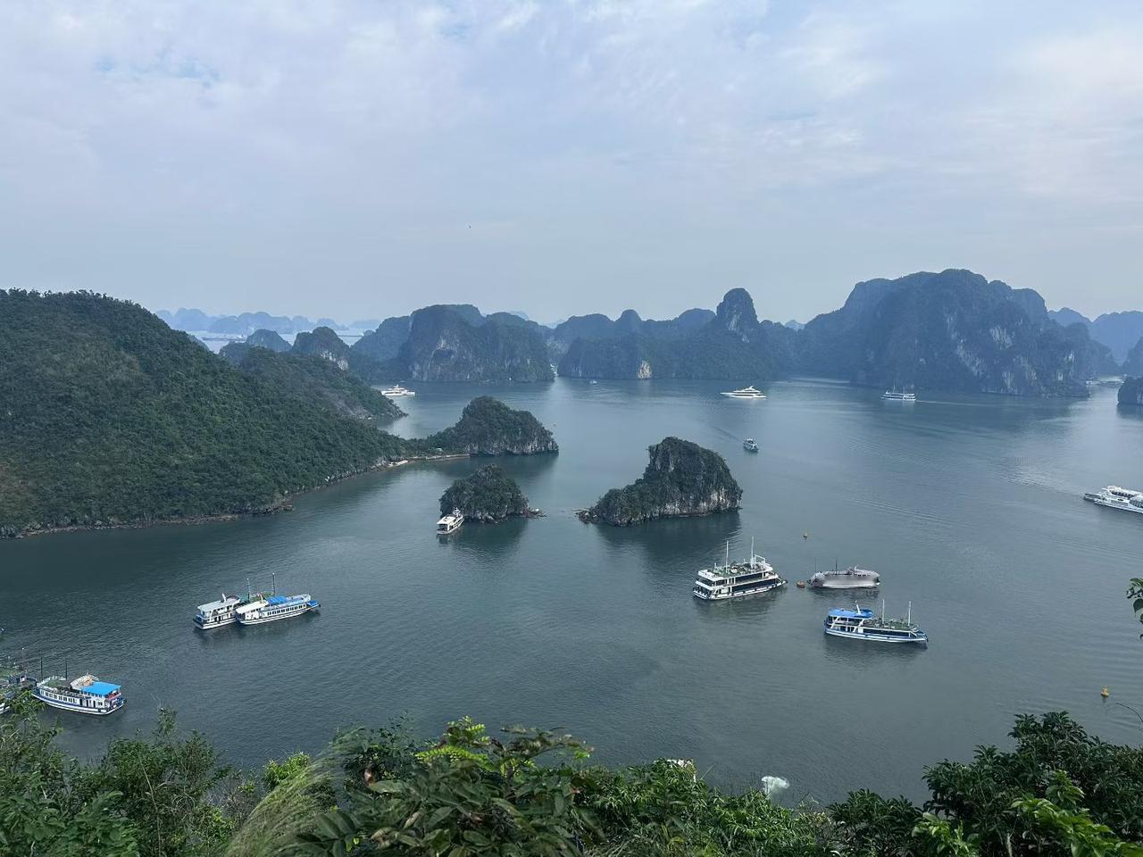 越南下龙湾，是联合国教科文组织认证的世界自然遗产。它以壮丽的喀斯特地貌和碧海风光