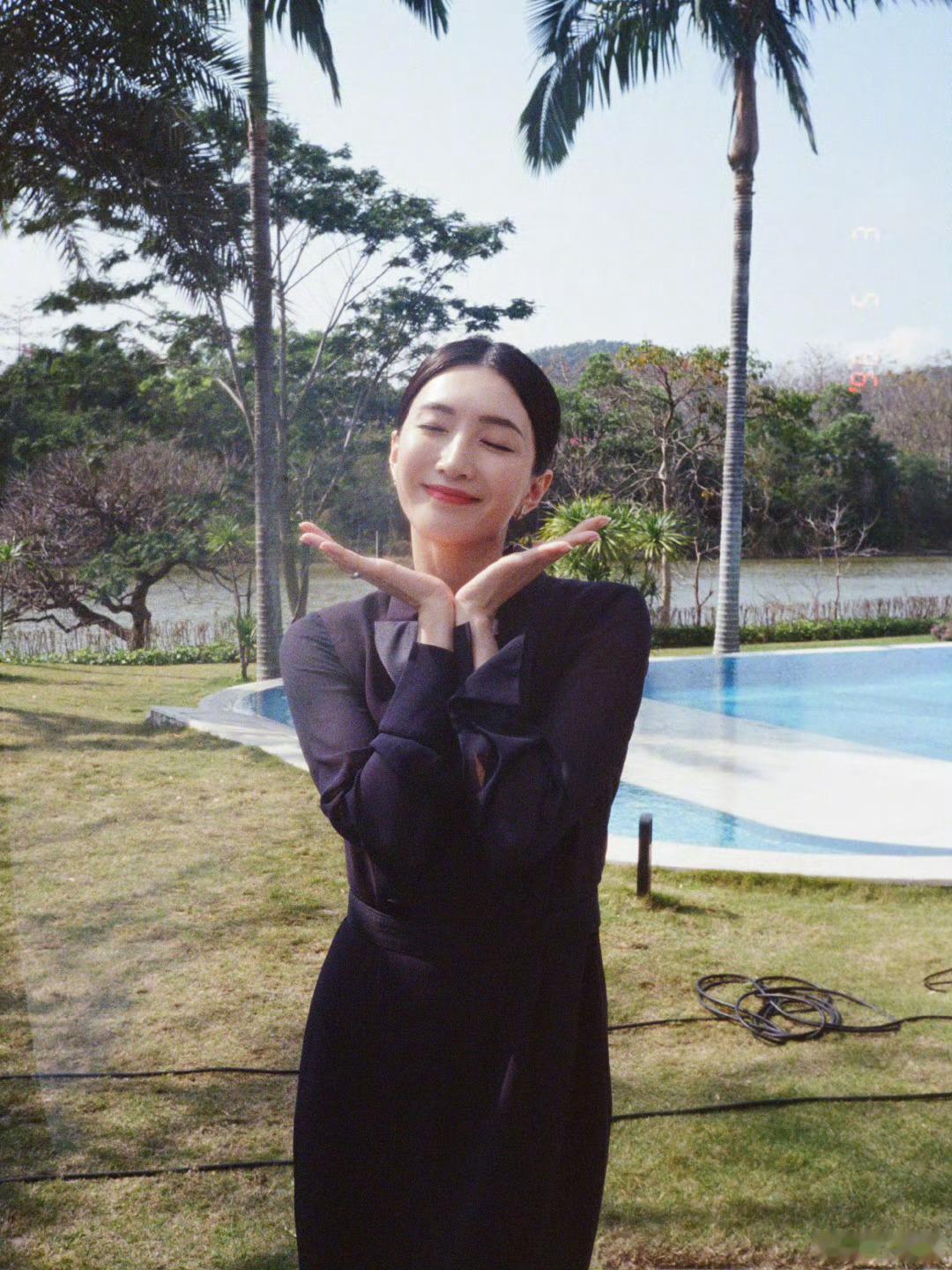 夜色正浓导演想打破江疏影的明艳感导演李骏为打破江疏影明艳标签，在《夜色正浓》中刻