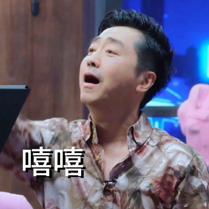 #庾澄庆嘻嘻不嘻嘻#庾澄庆逗趣挑战周杰伦投篮，炫耀瞬间秒变‘不嘻嘻’，杰伦轻松反