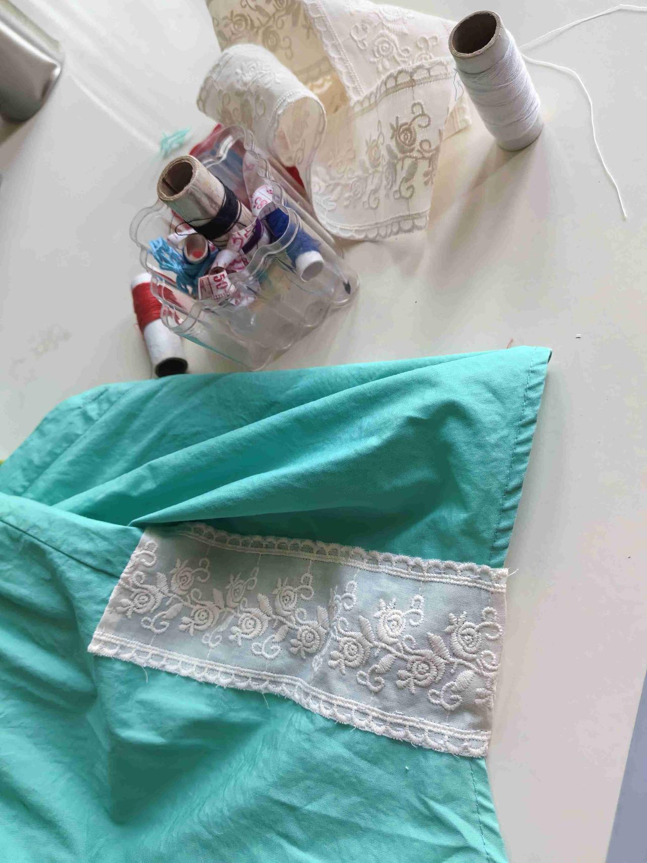 今天在家补衣服。

我家队友前段时间特别勤快，我的一件绿色衬衣上被孙子搞了一个印