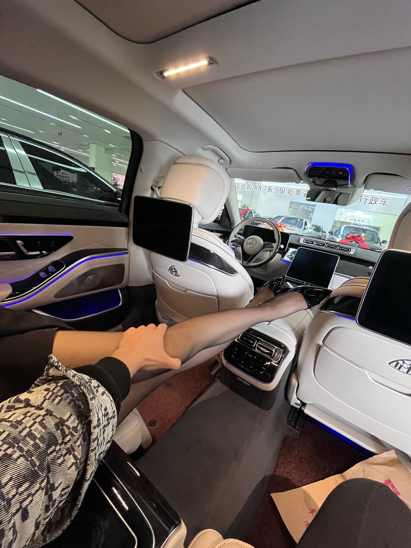 迈巴赫S级后排空间是大 