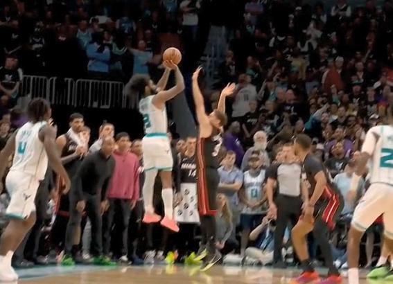 科比怀特关键三分，帮助黄蜂114-114将热火拖入加时大战
北京时间4月15日，