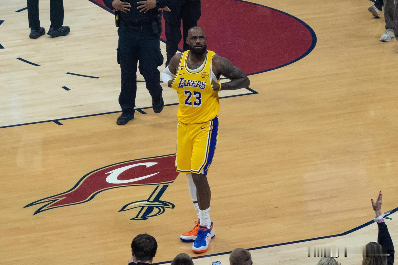 热门新秀AJ-迪班萨近日谈到了未来在NBA与詹姆斯同场竞技的可能性。

迪班萨表