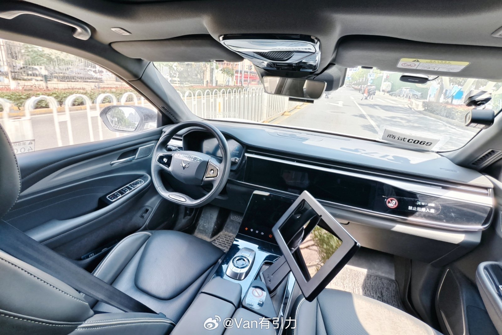 又体验了一下萝卜快跑，照旧是路边占道停车，加减速也不如头部智驾顺滑，而且胎噪贼大