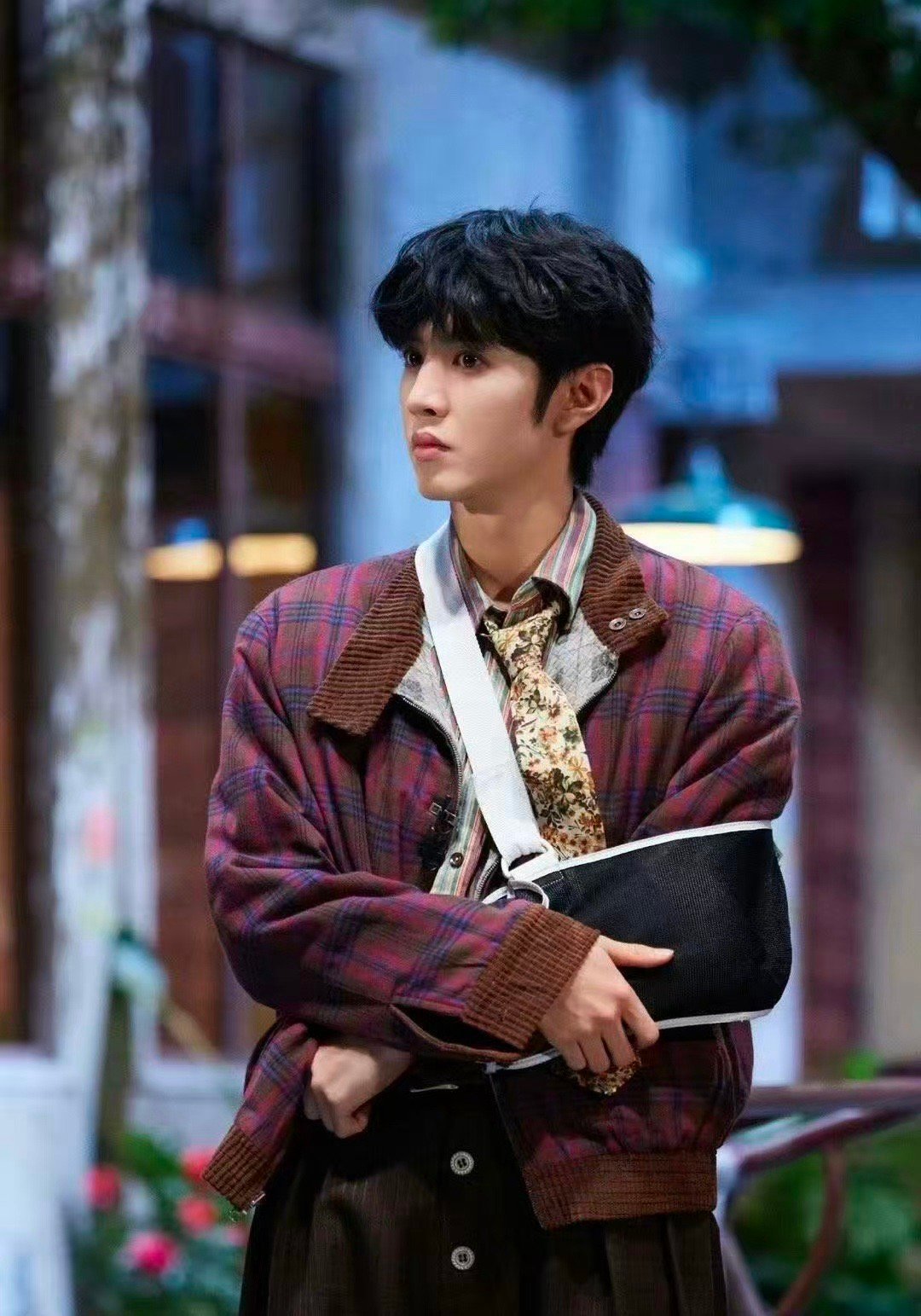 陈哲远大侦探复古风穿搭大侦探别人破案靠线索，陈哲远破案靠穿搭——格纹一披气场全开