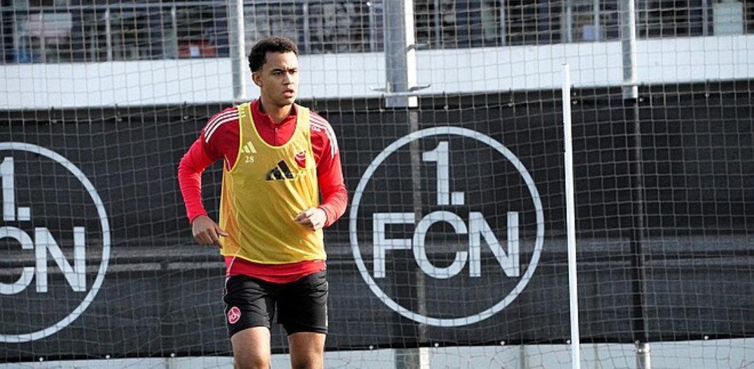 由于队长兼中后卫法比奥·格鲁伯因累积黄牌停赛，布赫曼有望在本周六首次代表纽伦堡一