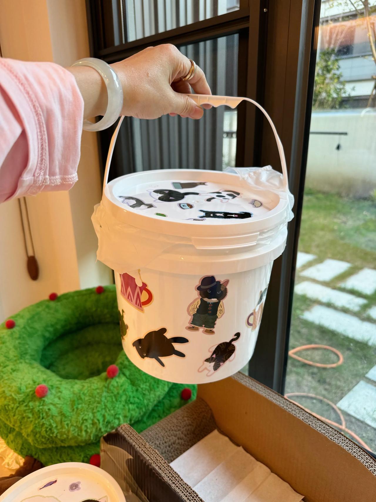 从搬家那天开始就在不断的买铲屎用的垃圾桶，结果都退了！带盖的不够密封，双层的不方