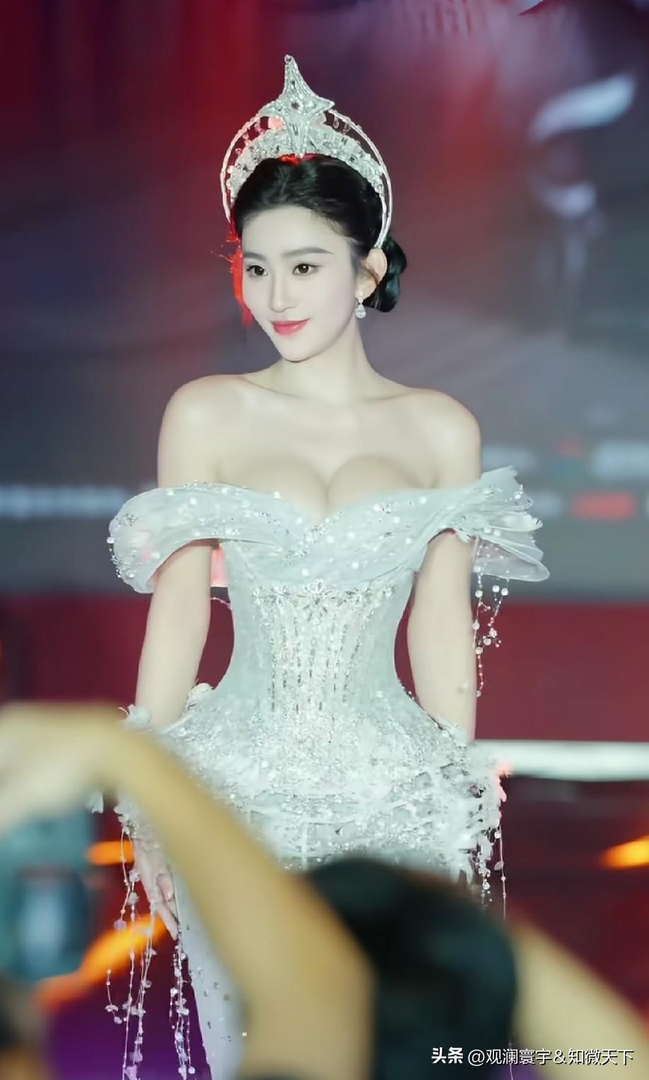 这次终于正常审美了，王艺凝身材样貌都不错，不愧是“环球”小姐[震惊]，走过来就能