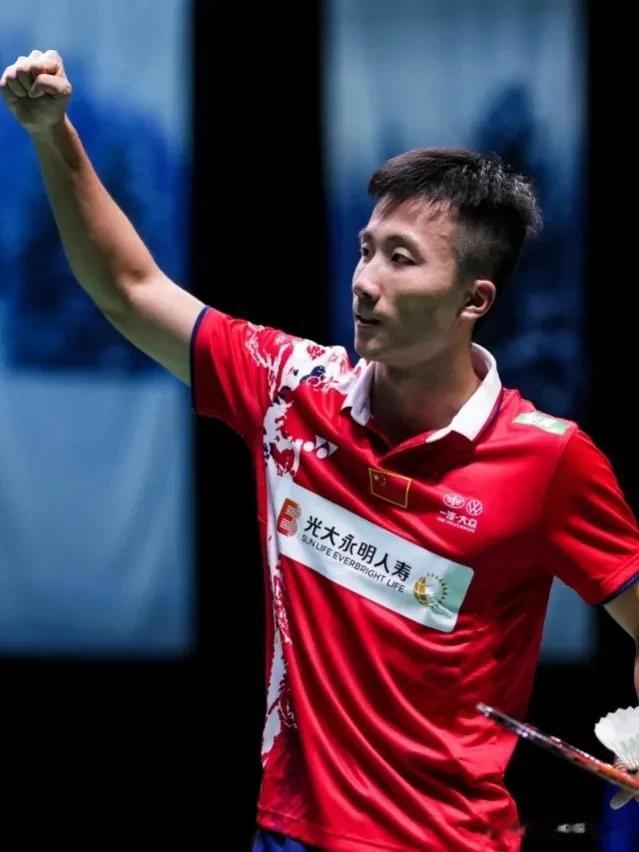  
    陆光祖21－17，21－15战胜伍家朗，晋级16强，下一轮和队友李诗