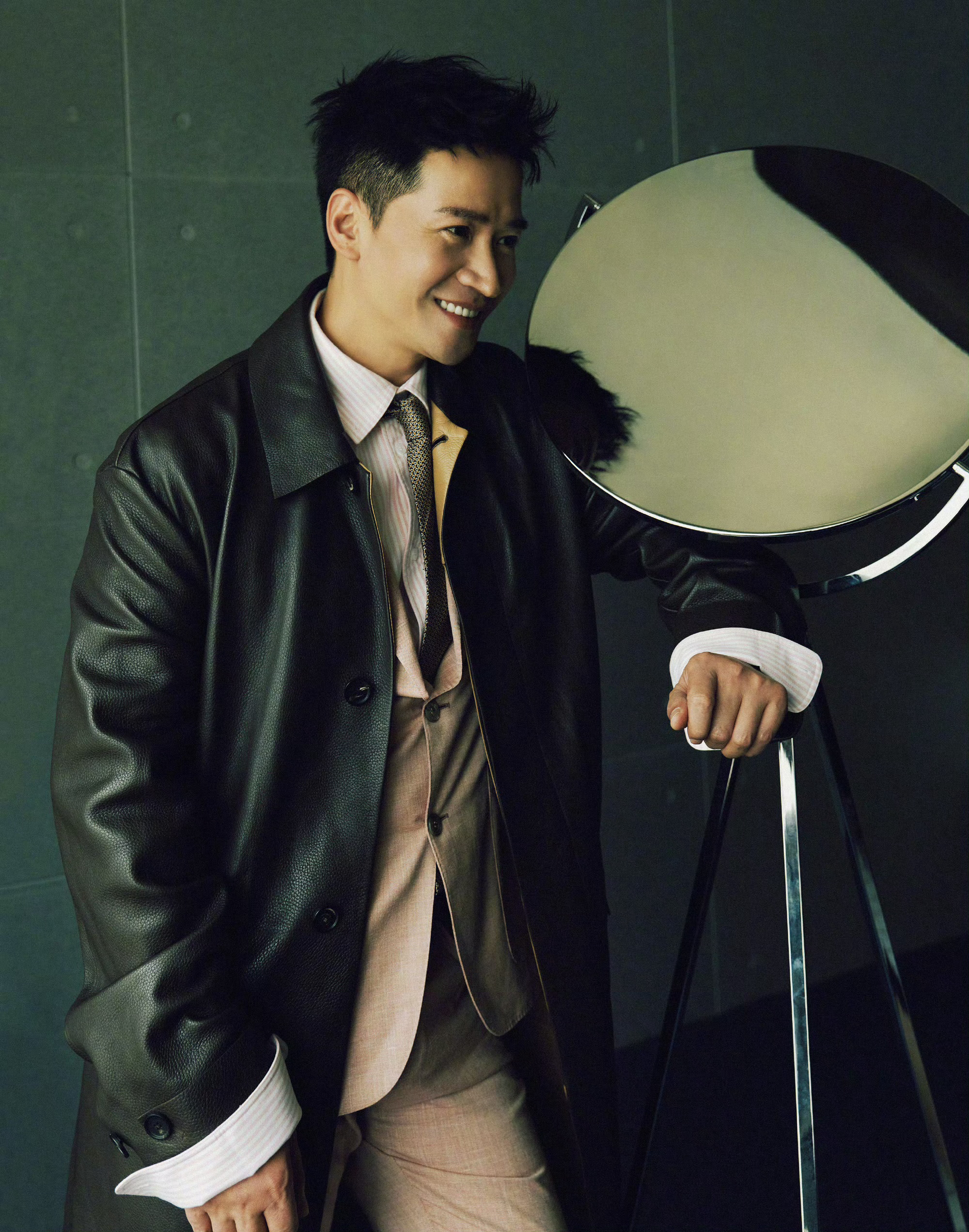 不敢信这个何晟铭已经50了 谁能想到何晟铭都50了？新大片里少年气没走，成熟魅力