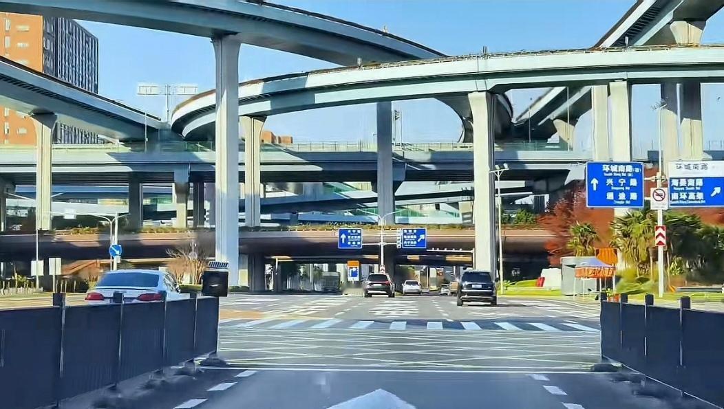 有没有觉得，亲家之间，是很少走动的？我们都知道，老一辈人比较喜欢走亲戚。但是，公