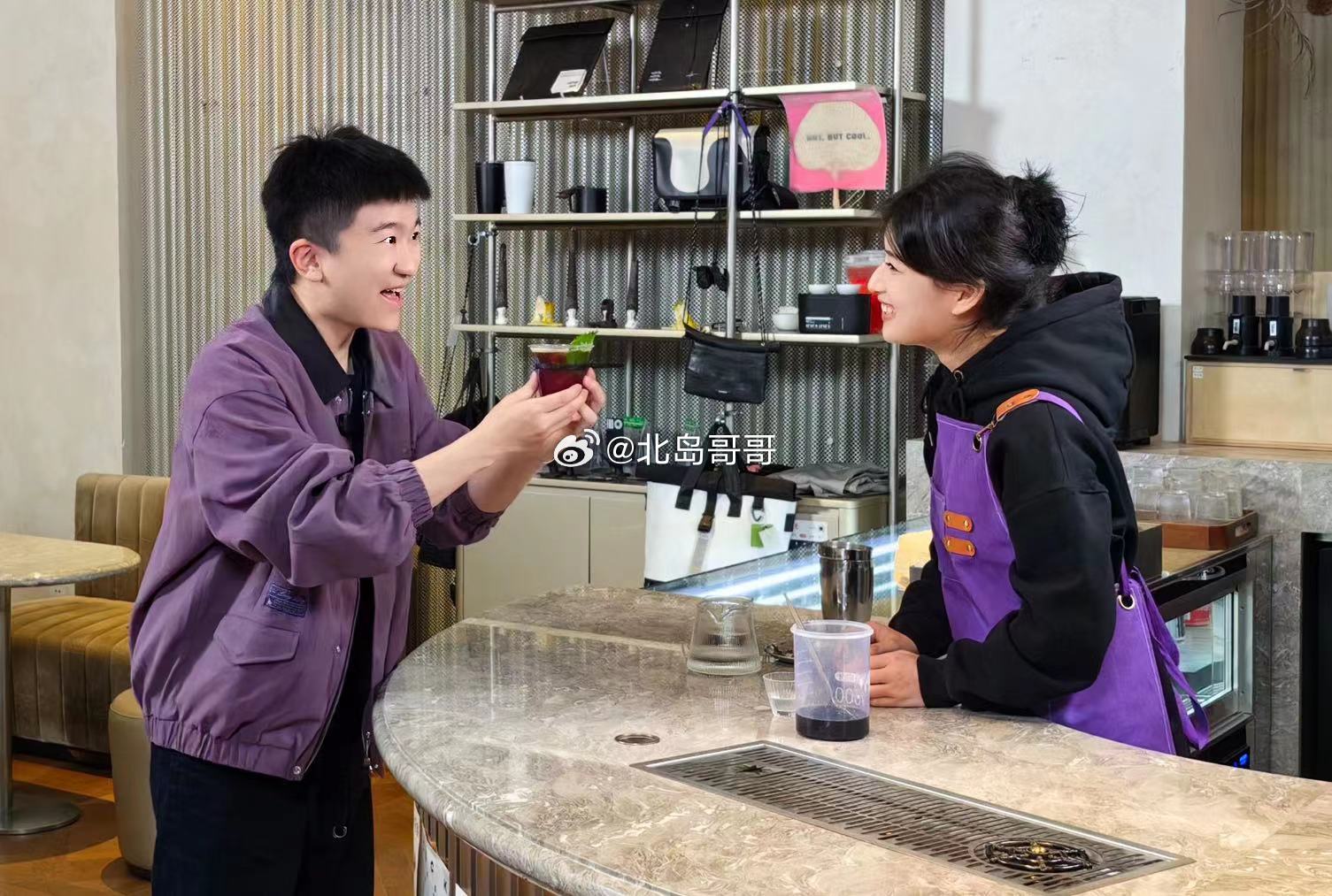 哇哇哇，又有新打卡点啦，外滩沙美大楼变紫啦，不愧是上海！#连上海的楼都是懂cos