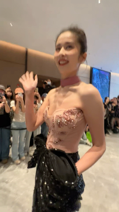 颖儿肋骨清晰如刀刻 隔着屏幕都能感受到脆弱！如此消瘦的身形，让人忍不住发问：非得