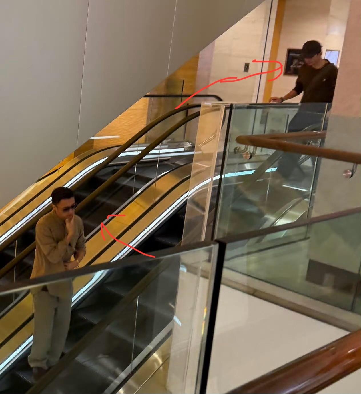 谢霆锋和大儿子Lucas现身商场，
真是难得一见啊！

平时都是张柏芝照顾两个儿