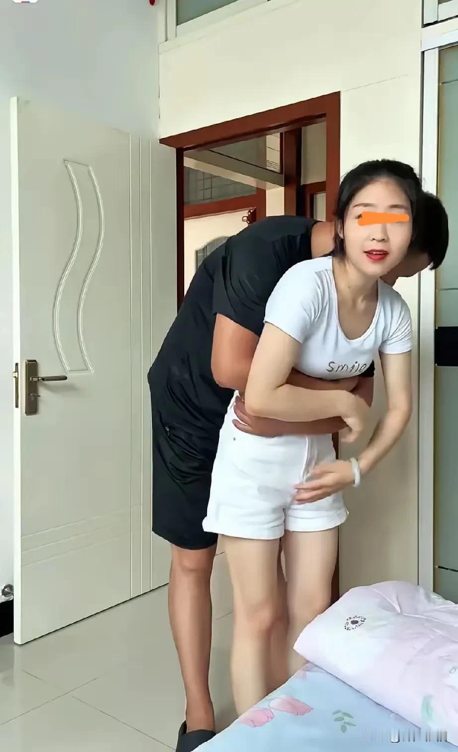 羡慕吧！但不要嫉妒。这是青轻夫妻睡前的重要环节，也是必修课。
    丈夫从后面