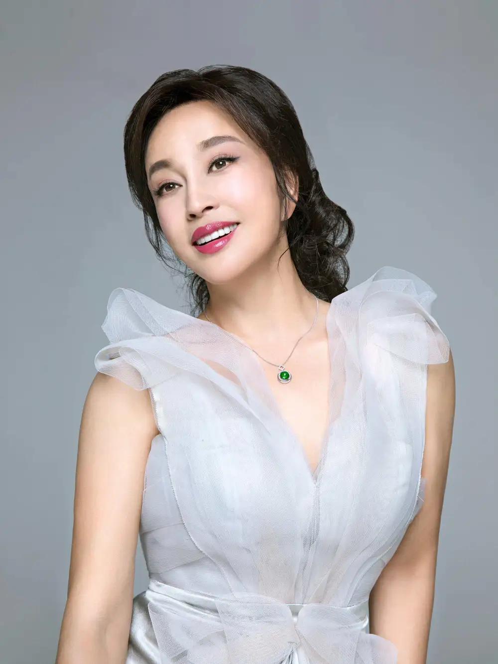 你们发现没？刘晓庆75岁看着年轻，身上却透着老一辈的实在劲儿。

录节目溶洞探险