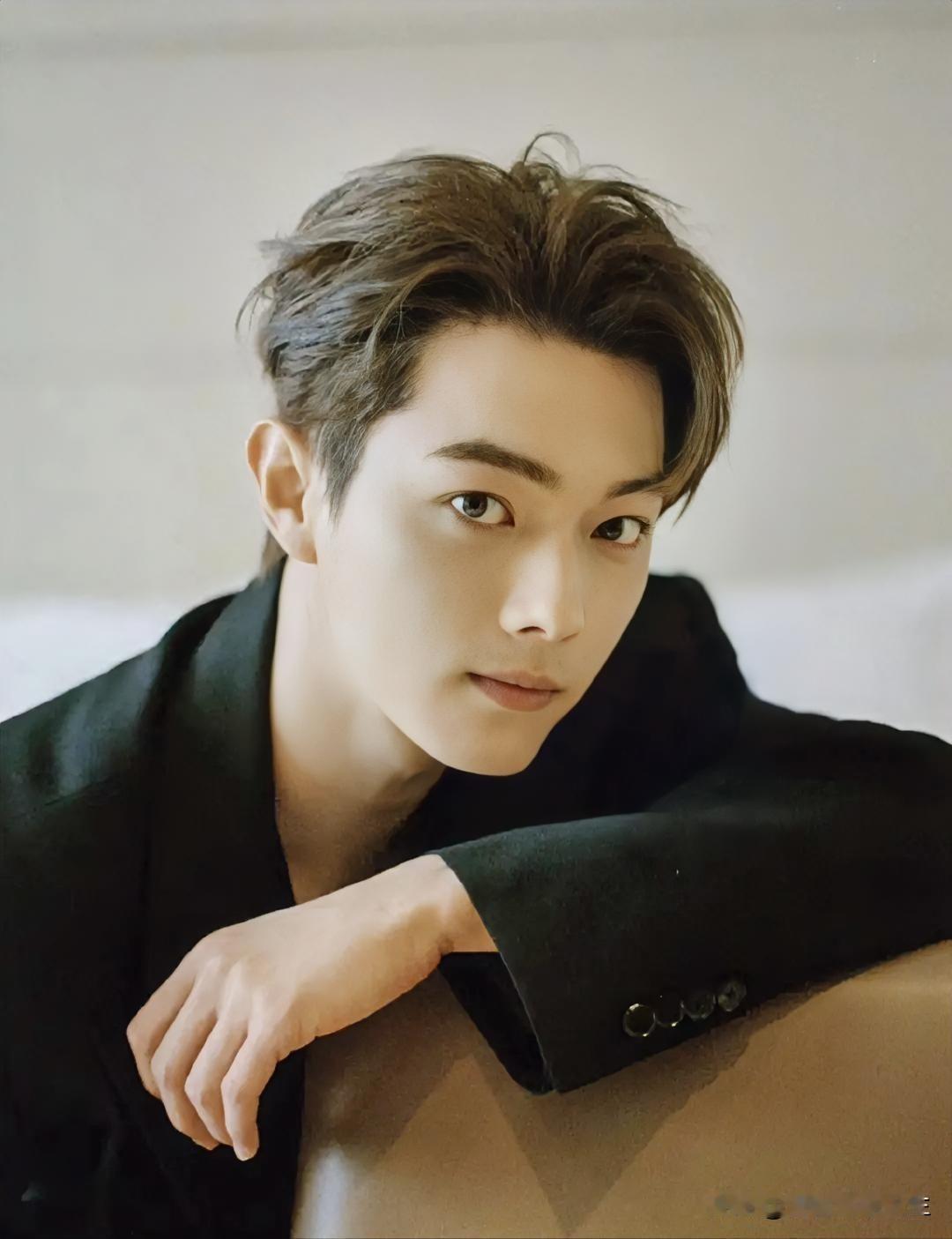 最近许凯的感情状况闹得沸沸扬扬。8月22日凌晨，许凯被爆和许荔莎有恋情，粉丝扒出