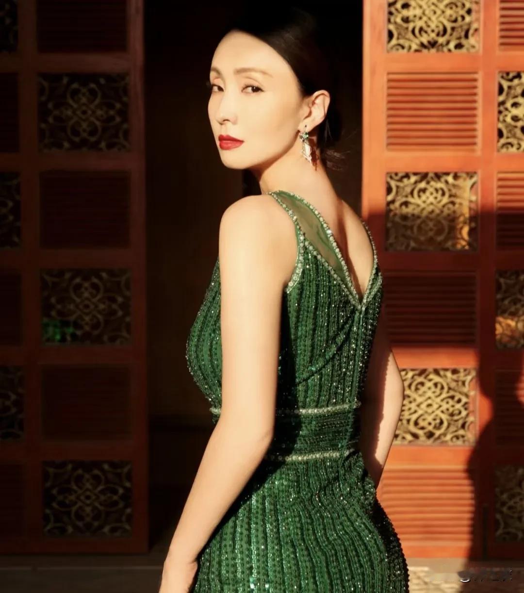 陶红也是一个天赋型演员，她很聪明，演技比四旦双冰只高不差，而且她文艺片，喜剧，电