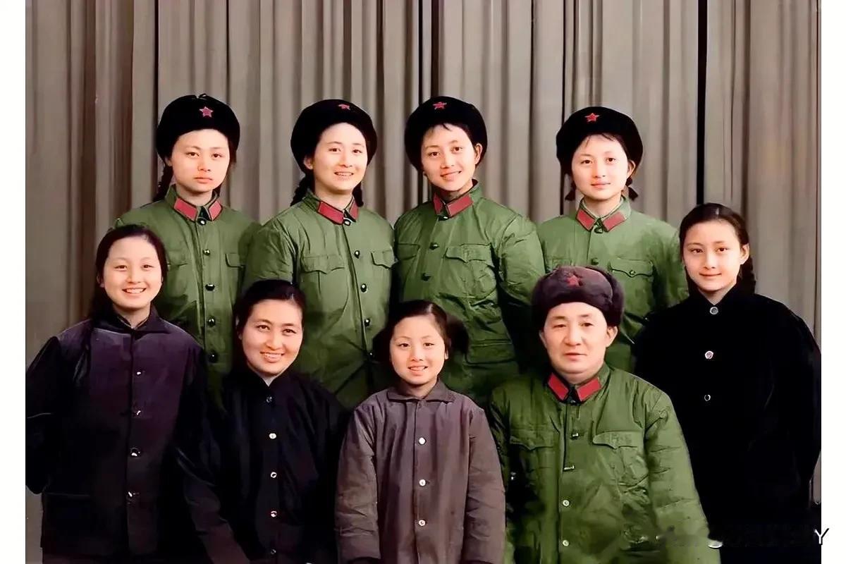 上世纪70年代初，北京，开国少将吴荣正一家人的珍贵合影
