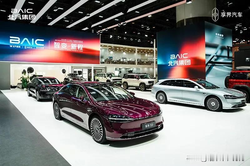 北汽和华为这次联手，把享界品牌推到了台前，两款车共用一套顶级架构，但定位和功能各