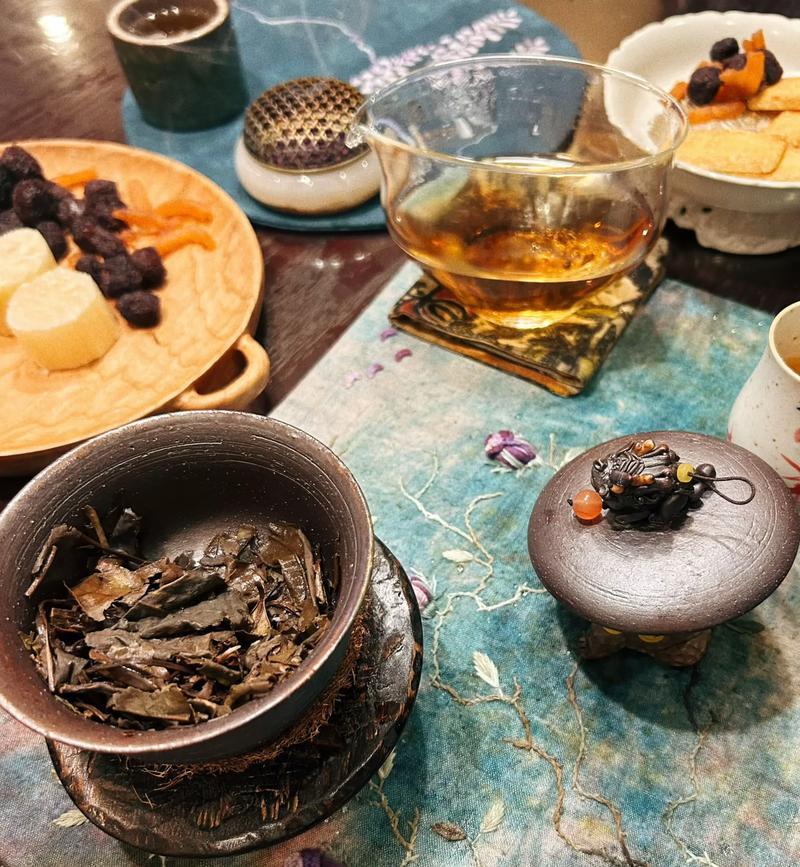 参加过一次“真心话茶局”，真的太治愈了。大家围坐一起喝茶聊天，一开始都客客气气聊