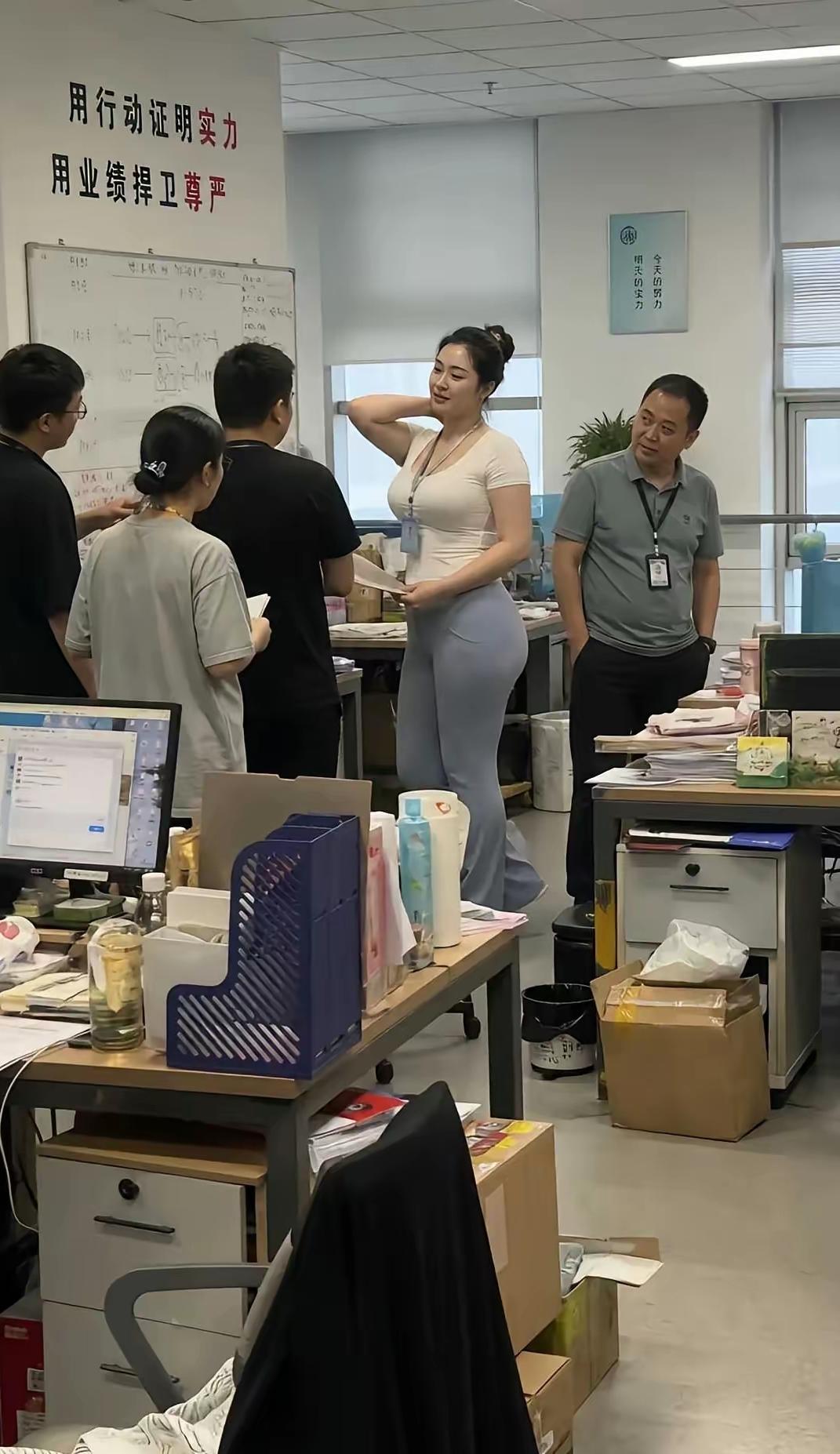 这大体格子完全是非接触优势，首先看到的时候会一下子刺激眼球，产生视觉的冲击，让人