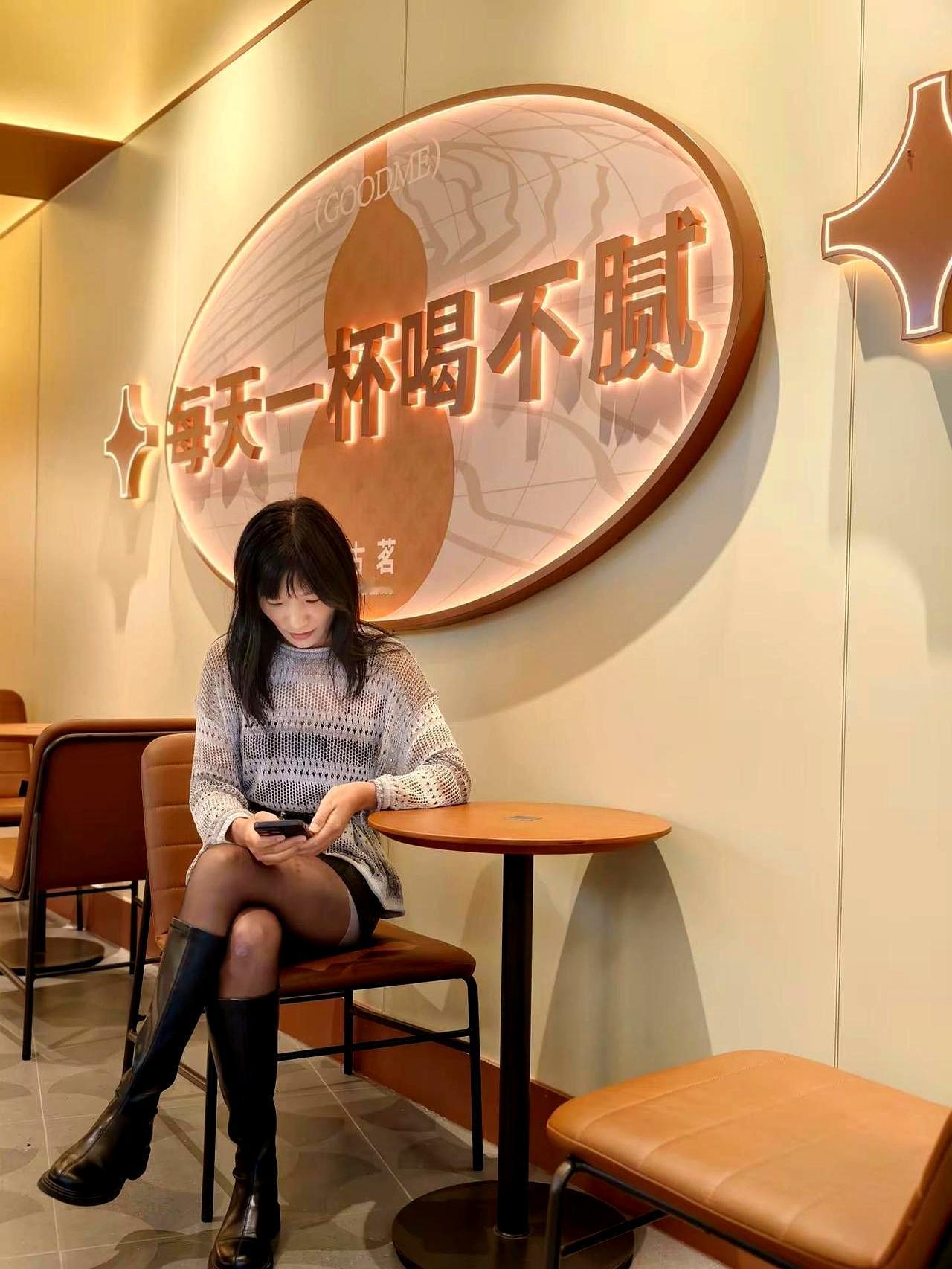 3亿播放19秒唢呐炸场！
 
黑西装配透视内搭，张艺兴把《大花轿》唱成跨年最疯现