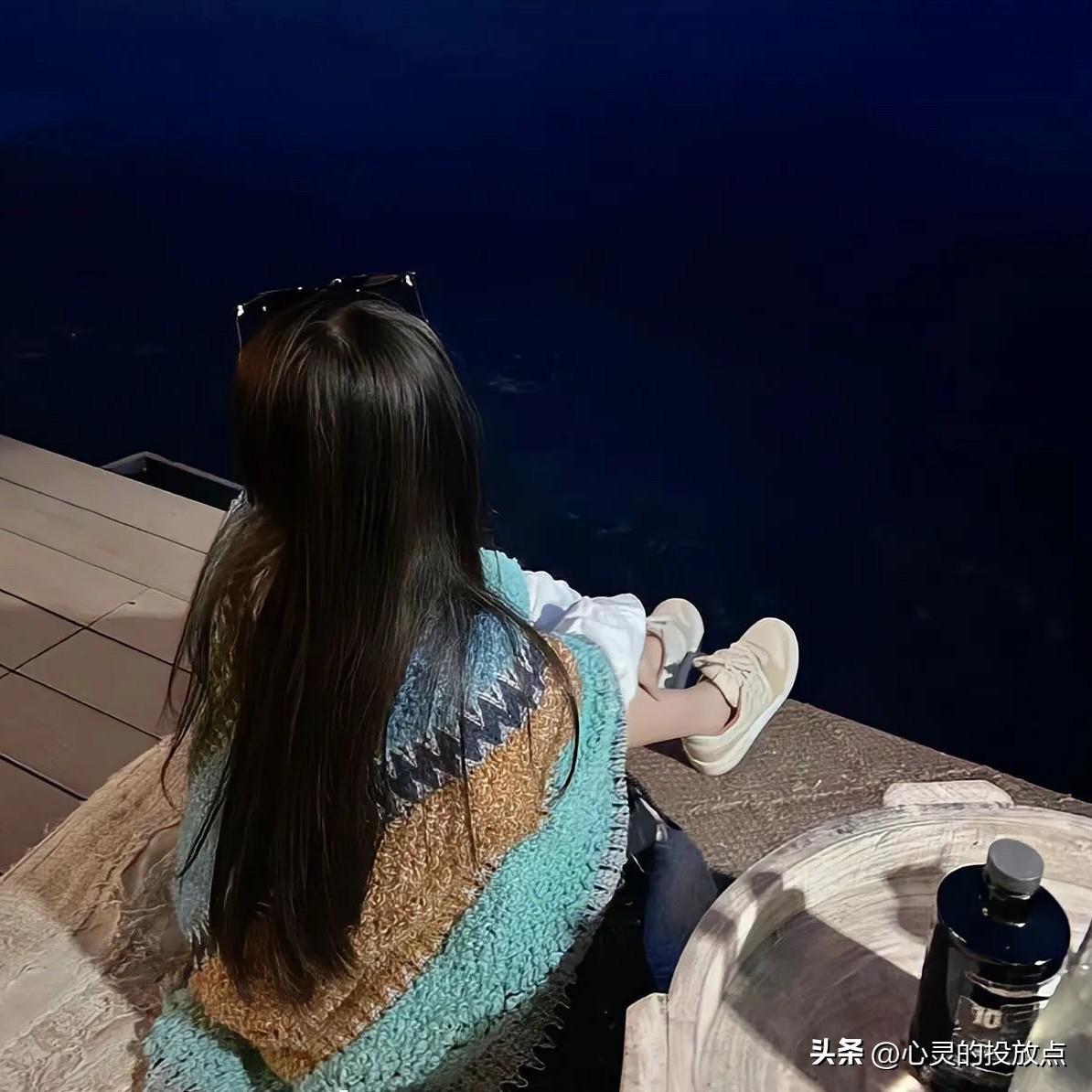 我问好友：“如果有一天你正好看见你男人陪别的女人逛街你会怎么办？”

她说：“装