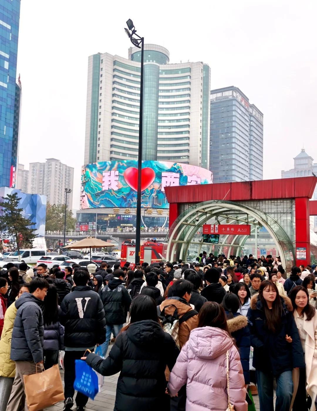 地铁排队，人潮汹涌！
人挤人，队伍几十米长！！
就等着坐地铁！！
过个元旦节，地