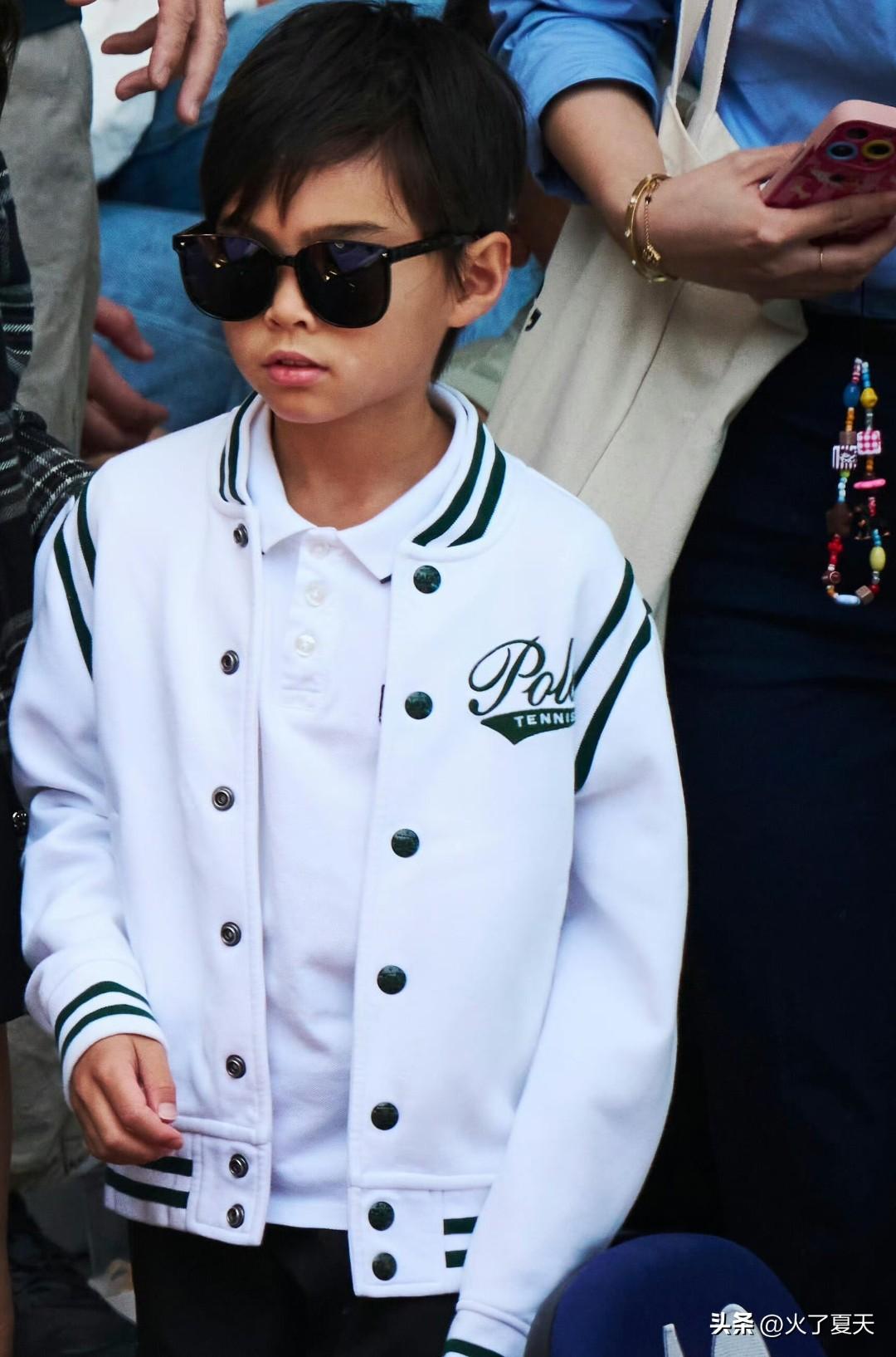 周杰伦昆凌8岁儿子正脸照，像爸又像妈 ​。